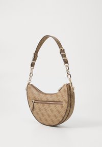 Borsa in tessuto beige con motivo logo in rilievo, forma a mezzaluna, tasca frontale con zip, tracolla regolabile e dettagli in metallo dorato.