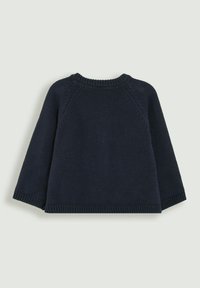 Tamno plavi pleteni pulover s dugim raglan rukavima, okruglim izrezom i rebrastim manžetama i rubom. Glatka tekstura, minimalni dizajn.