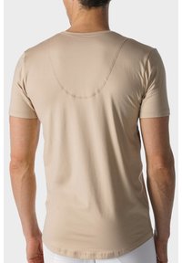 Beżowa koszulka z krótkim rękawem, z okrągłym dekoltem i gładką fakturą. Zawiera detal szwu z tyłu dla dodatkowego designu.