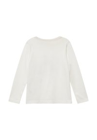 Langärmliges T-Shirt mit Rundhalsausschnitt aus off-weißem Baumwollstoff, das eine saubere, glatte Textur aufweist, ohne sichtbare Muster oder Verzierungen auf dem Rücken.