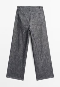 Jean denim gris foncé à jambes larges, vu de dos avec deux poches arrière et des passants pour ceinture à la taille.