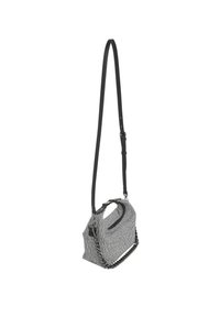 Borsa a tracolla intrecciata in bianco e nero con una forma strutturata, caratterizzata da una chiusura con zip, un manico sagomato e una tracolla a catena removibile.