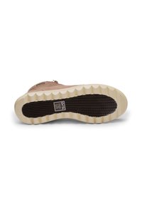 Suela de una bota beige Gore-Tex con un borde exterior cremoso ondulado y un centro texturizado negro etiquetado como "aaaa High Soft".