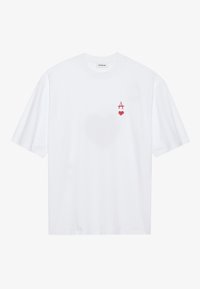 Vitt kortärmat T-shirt i bomull med ett rött hjärta och "A"-logotyp på vänster bröst. Enkel design, rund halsringning, avslappnad passform.