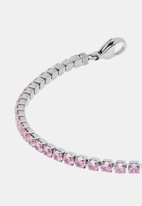 Bracciale in argento con gemme rosa. Il design include anelli quadrati e una chiusura a gancio, con una superficie liscia e riflettente.