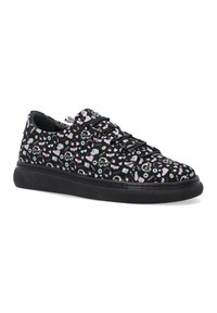 Schwarze Sneakers mit einer strukturierten Gummisohle und bunten Drucken, darunter Herzen, Süßigkeiten und Phrasen, auf einem Stoff-Obermaterial.