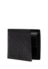 Portafoglio in pelle nera con un motivo intrecciato testurizzato. Design pieghevole con più scomparti per carte e un interno liscio. Forma rettangolare compatta.