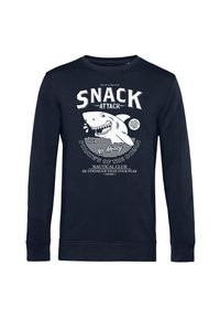 Námořnicky modrý svetr vyrobený z bavlny, zdobený grafikou žraloka a textem "SNACK ATTACK" spolu s námořními motivy.