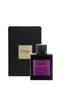 Schwarze rechteckige Parfümflasche mit schwarzem Deckel, beschriftet mit "BLACKBERRY" in Lila und Gold. Kommt in einer strukturierten schwarzen Box mit einem goldenen Logo.