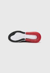 Sola de um ténis com um esquema de cores em vermelho, preto e branco. Borracha texturizada com padrão de piso e amortecimento segmentado distinto.