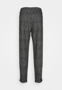 Graue gemusterte Hose mit geradem Schnitt, über einem dezenten Karodesign, flachem Bund und Taschen auf der Rückseite. Glatter Stoff mit feiner Textur.