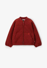 Rode gewatteerde jas met ritssluiting, twee voorkruimels, ribgebreide halslijn en manchetten, en een hartvormig geborduurd detail op de zak.