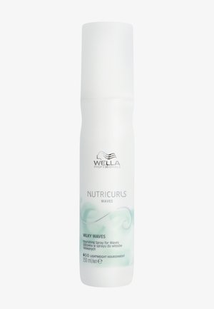 Bouteille de spray Wella Nutricurls Waves, 150 ml, avec un design élégant en blanc et un motif de vagues vertes, dotée d'un capuchon en plastique transparent.