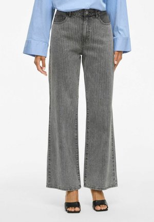 Jeans de pierna ancha y cintura alta en una suave tela gris con rayas verticales, con un diseño clásico de cinco bolsillos y lazos para cinturón.