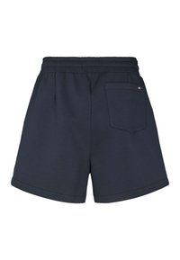 Tmavě modré šortky z měkké látky, vybavené elastickým pasem, zadní kapsou a vyšitou detailní značkou. Standardní střih s hladkou texturou.