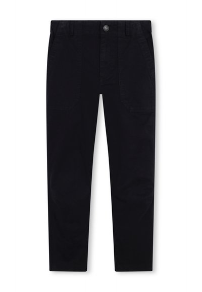 Pantalon noir avec une coupe slim, fabriqué dans un tissu lisse, doté d'une fermeture à bouton, de poches avant et de détails de couture subtils.