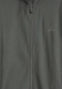 Sudadera con capucha verde oscuro con cremallera, textura suave, cuello alto, bolsillos laterales y un pequeño logo en la parte superior izquierda.