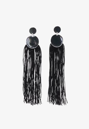 Čierne náušnice s strapcami, ktoré obsahujú dva lesklé kruhové disky a niekoľko visiacich prameňov visiaci z väčšieho disku.