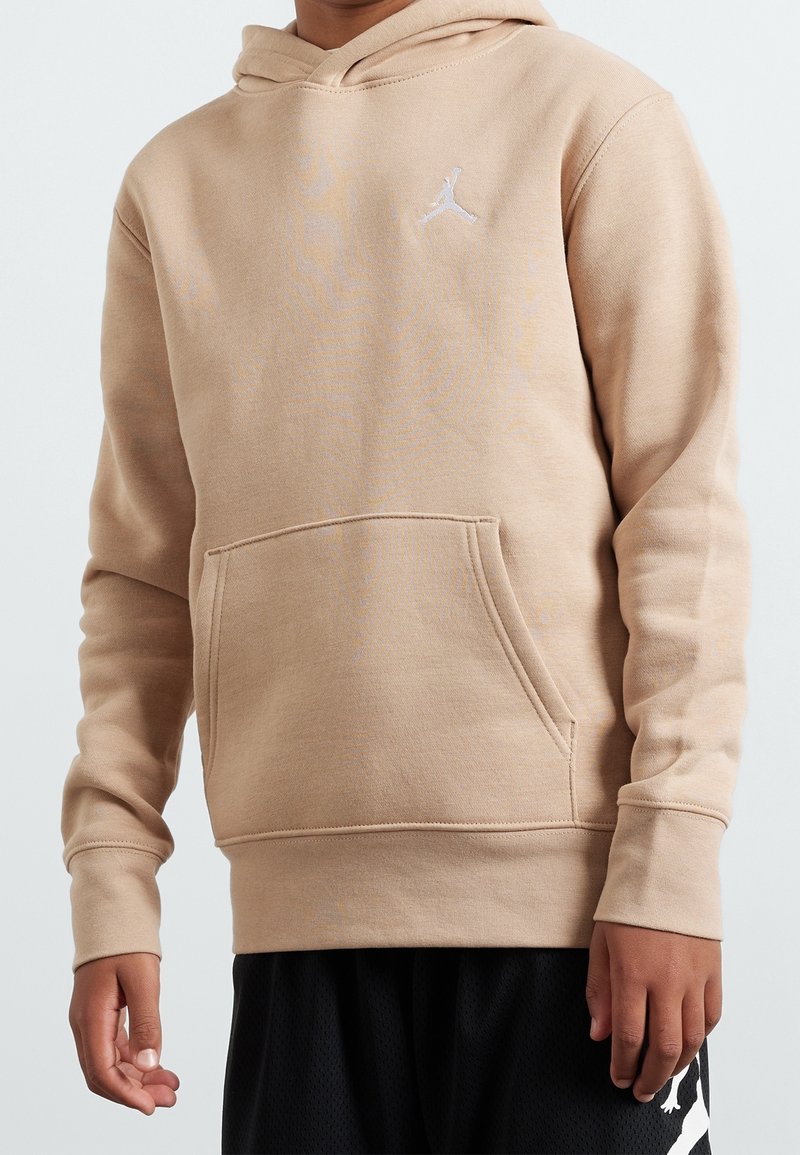 Hoodie beige avec une poche kangourou, présentant un logo brodé blanc sur la poitrine. Tissu doux avec une coupe standard et des poignets côtelés.