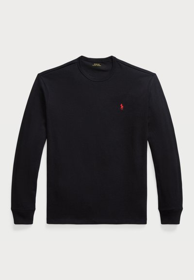 Ilgi piedurkņu melns kokvilnas krekls ar apaļu kakla izgriezumu, ar mazu sarkanu logotipu uz krūtīm. Gluda tekstūra un pieguļošs dizains.