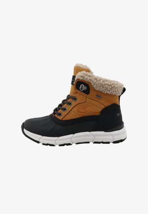 Botte d’hiver marron et noire avec semelle blanche, doublure en polaire, laçage à l’avant et détail crochet en métal sur le côté.