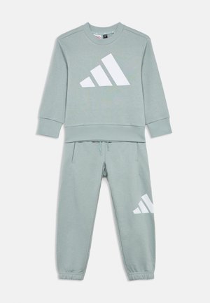 ESSENTIALS JOGGER JUNIOR UNISEX SET - Melegítő - sage/white