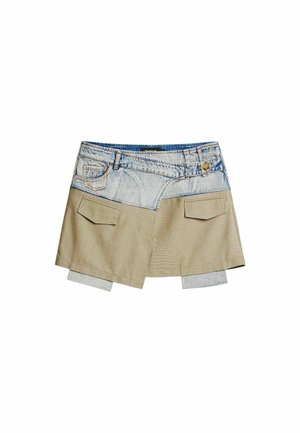 Gonna di jeans con pannello in tessuto beige, caratterizzata da due tasche posteriori, una cintura blu e un orlo a strati con accenti grigi.