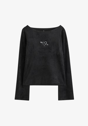 Czarna bluzka z długim rękawem i szerokim dekoltem, o kroju odsłaniającym brzuch. Na środku przodu znajduje się haft w kształcie srebrnego serca i strzały. Miękka faktura.