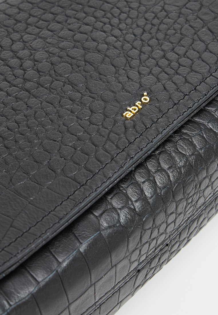 Borsa in pelle nera con superficie texturizzata, dotata di una sezione superiore liscia e un motivo in rilievo nella parte inferiore. Logo dorato impreziosisce il design.
