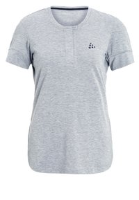 Camiseta gris de manga corta con escote redondo, que presenta una tapeta de tres botones y un pequeño diseño de logotipo negro en el pecho izquierdo.