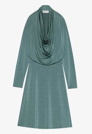 Kleid mit Cowl-Neck aus mattem grünem Stoff, mit langen Ärmeln und ausgestelltem Schnitt. Weiche, glatte Textur mit subtiler Schimmer.