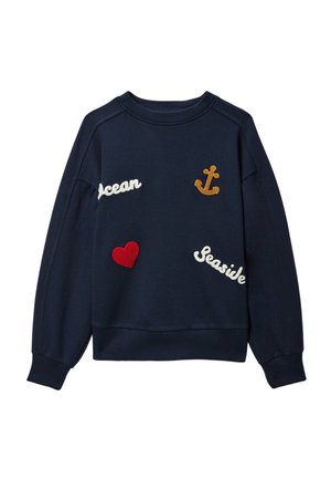 Sweat-shirt bleu marine avec des mots blancs brodés "Ocean" et "Seaside", un cœur rouge et une ancre jaune sur le devant.