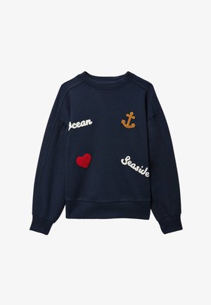 Sweat-shirt bleu marine avec des mots blancs brodés "Ocean" et "Seaside", un cœur rouge et une ancre jaune sur le devant.