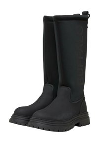 Botas negras hasta la rodilla hechas de un material suave similar al caucho, con una suela texturizada y un prominente logo de BUFFALO en el costado.