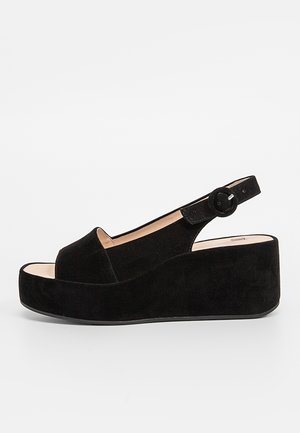 Schwarze Wildleder-Wedge-Sandalen mit einem Peeptoe-Design, Slingback-Riemen und einem runden Knopfverschluss. Dicke Zwischensohle für zusätzlichen Halt und Unterstützung.