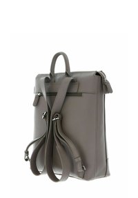 Sac à dos en cuir gris avec une texture lisse, des poignées supérieures, des bretelles réglables et un compartiment zippé à l'arrière.