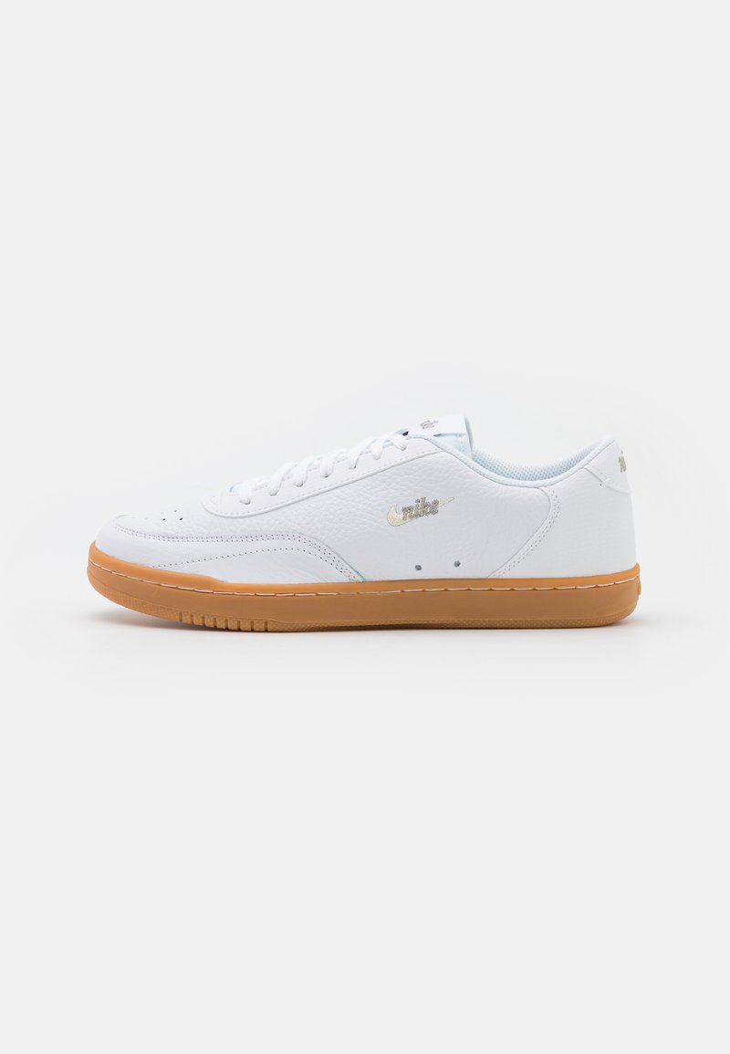 Nike Sportswear - COURT VINTAGE UNISEX - Sneaker low - white/fossil enigma stone/light brown, Vergrößern