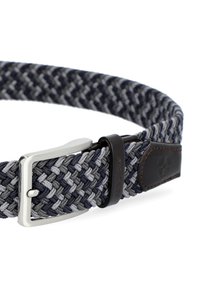 Woven fabricowy pasek w odcieniach granatu i szarości, z metalową klamrą w kolorze srebrnym oraz brązowym skórzanym akcentem z wytłoczonym logotypem.