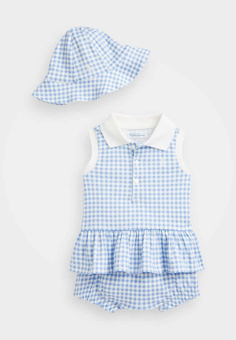 Vestido sem mangas em padrão de gingham azul e branco, com uma camada de peplum e colarinho branco, acompanhado por um chapéu bucket combinando.