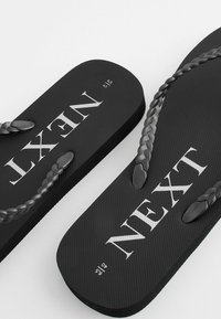 Next PEARLISED PLAITED - REGULAR FIT - Sandály s odděleným palcem - black