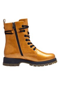 Botte cheville en cuir verni jaune-orange avec lacets noirs et détail de fermeture éclair, semelle épaisse noire avec bord texturé, design à bout rond.