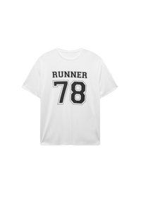 Hvid kortærmet t-shirt med en sort grafik og teksten "RUNNER" over tallet "78." Stoffet ser glat ud med en afslappet pasform.