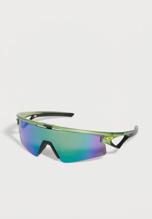 Športové slnečné okuliare so zeleným rámom, obkolesujúcimi modro-fialovými zrkadlovými šošovkami a čiernym nosníkom na bielom pozadí.