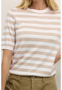 Sudadera de manga corta a rayas en color beige claro y blanco, hecha de material de punto suave. Presenta un cuello redondo y un corte relajado.