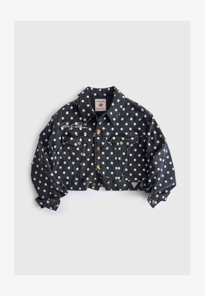 Zwarte cropped spijkerjack met witte polkadots, knoopsluiting, borstzakken en "Guess" logo patches en borduursels.