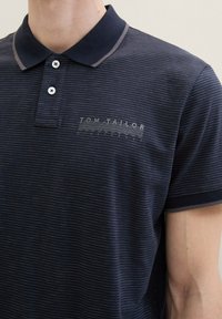 TOM TAILOR MIT LOGOPRINT - Polo - navy fine stripe