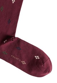 Calze bordeaux con finitura testurizzata, caratterizzate da un motivo a rombi in verde, blu e bianco. Include il marchio “PEROFIL” vicino alla caviglia.