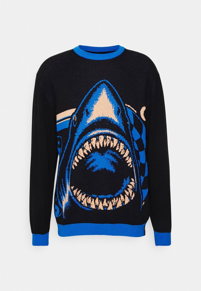 Svart tröja med en stor grafik av en haj i blå nyanser och ett rutmönster. Ribbad blå halsringning och ärmslut. Mjuk textur.