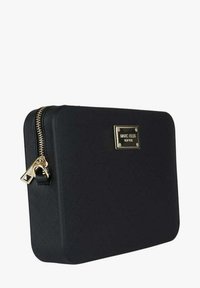 Borsa sintetica nera dalla forma rettangolare, con dettagli in oro, una targhetta logo prominente e una chiusura lampo su un lato.