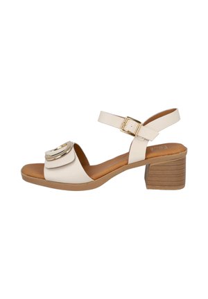 Sandalia beige con punta abierta, tacón cuadrado, correa en el tobillo con hebilla dorada y detalle decorativo dorado en la correa delantera.